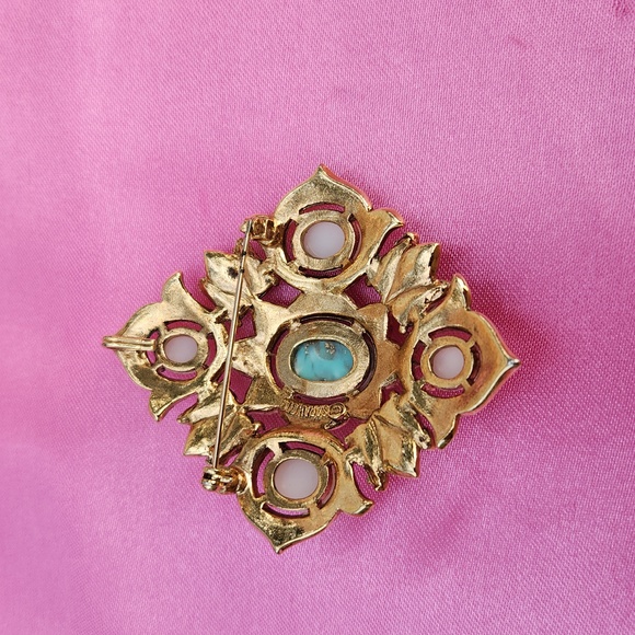 Sarah Coventry 1968 Goldtone Faux Turquoise & Faux Perals Signed On Back - Picture 2 of 8